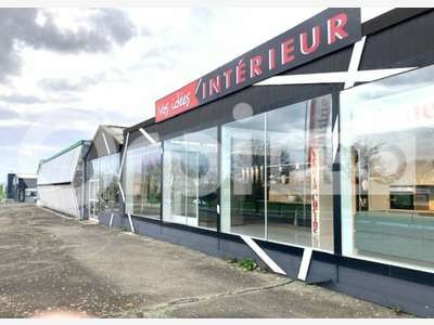 Local professionnel de 1500m² à vendre à Baule