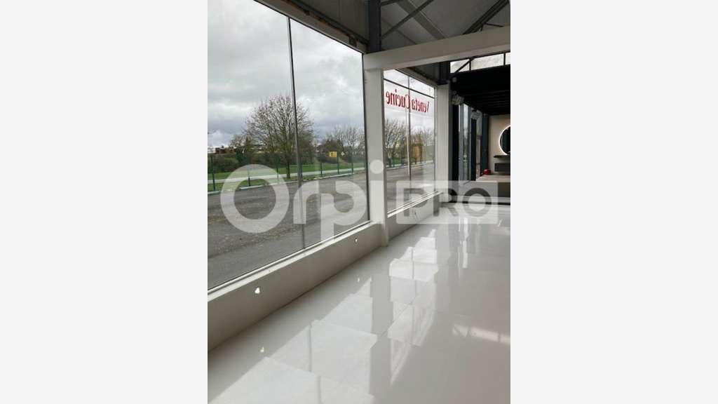 Local professionnel de 1500m² à vendre à Baule