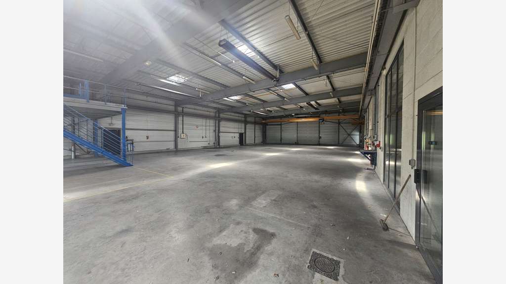 AV local d'activité 2300m² Beaucouzé proche Angers