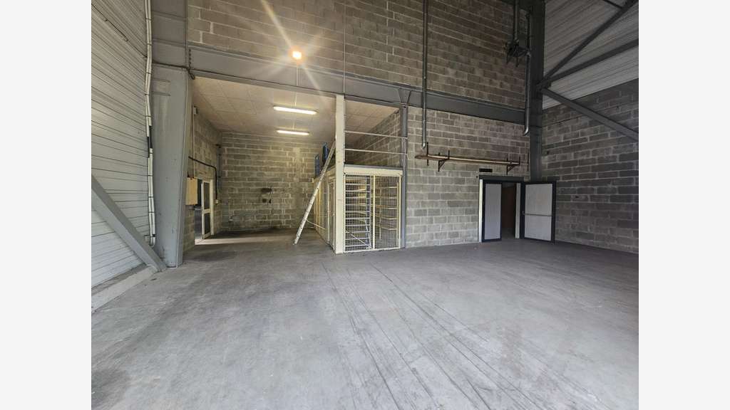 AV local d'activité 2300m² Beaucouzé proche Angers