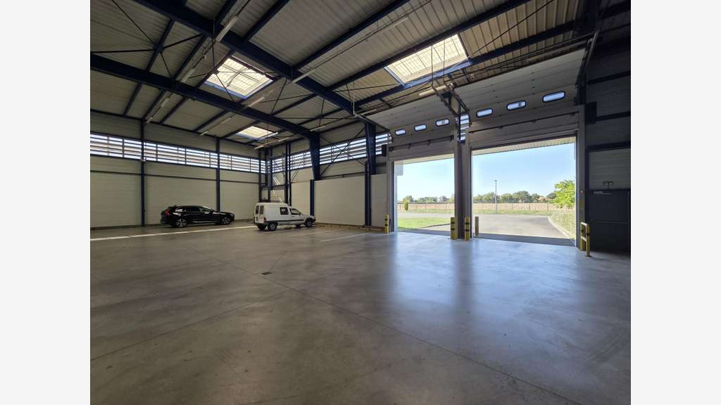 Local d'activité 6430m² à vendre à Beaucouzé