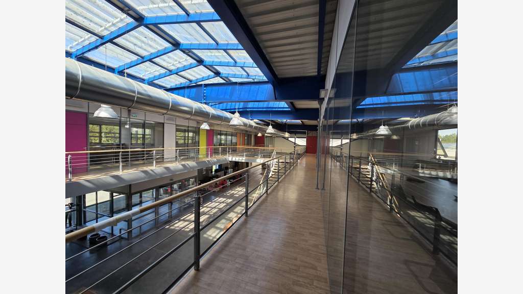 Local d'activité 6430m² à vendre à Beaucouzé