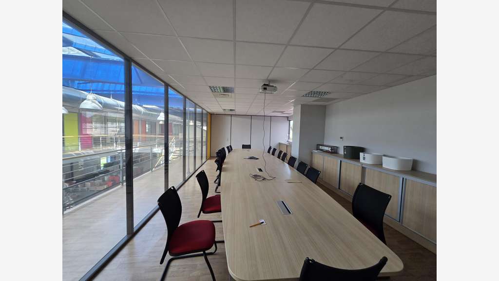 Local d'activité 6430m² à vendre à Beaucouzé