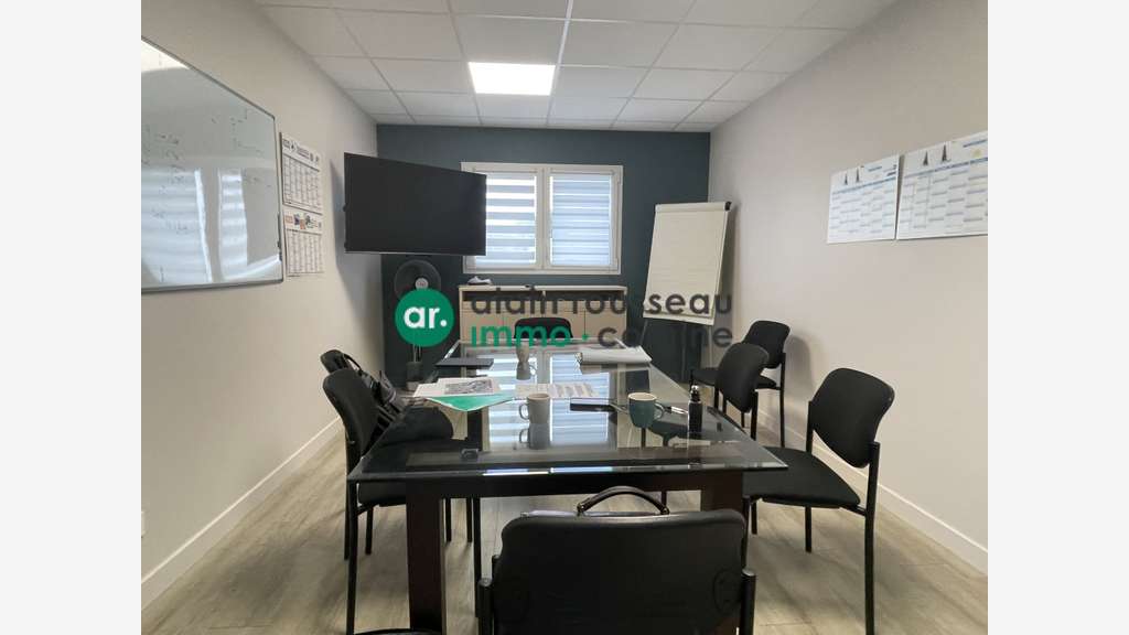 A vendre local activité 913m² à Beaucouze