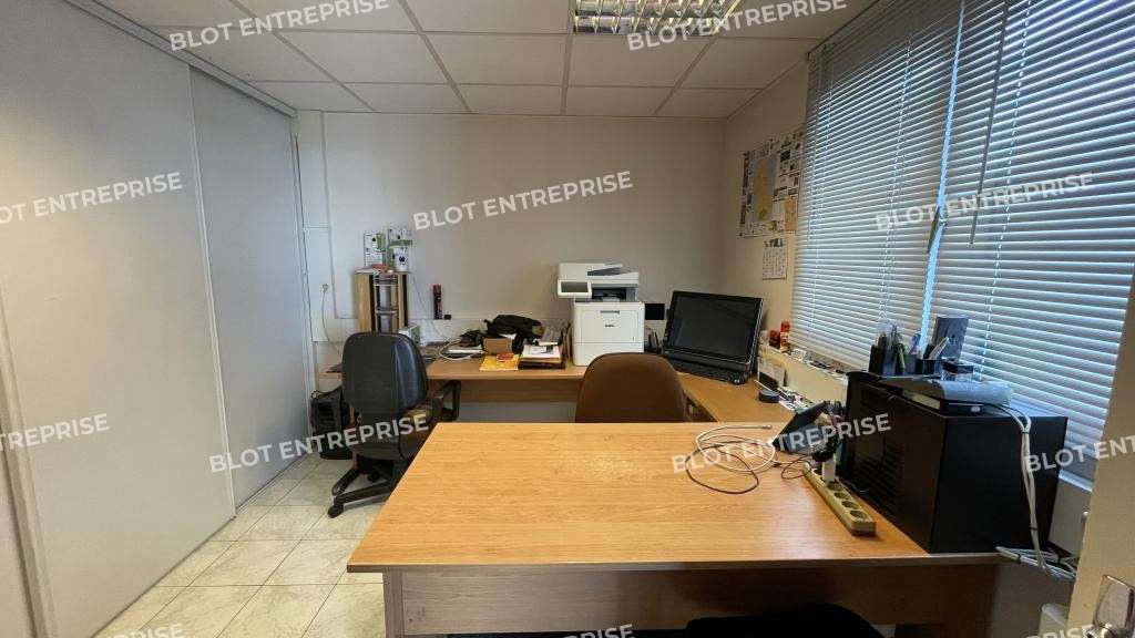 A vendre locaux d'activités 250m² à Besné
