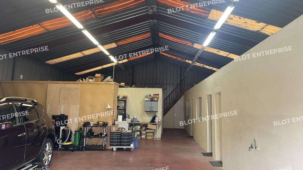 A vendre locaux d'activités 250m² à Besné