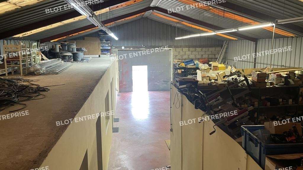 A vendre locaux d'activités 250m² à Besné