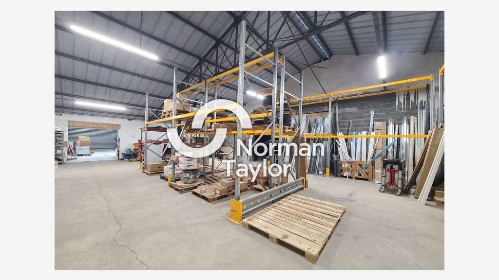 Locaux 822m² à vendre à Béziers Capiscol A9/A75