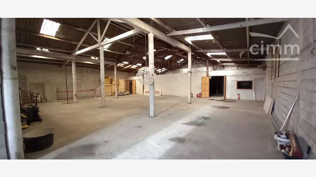 AV entrepôt-dépôt 450m² et 2 logements à Blois