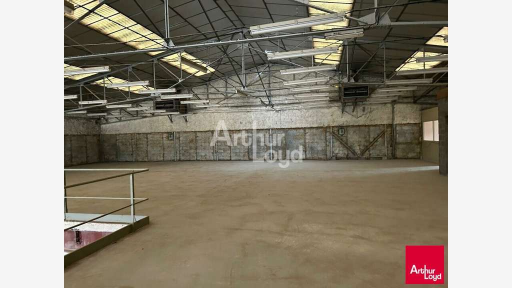 Local d'activité 851m² sur 5296m² à vendre à Blois