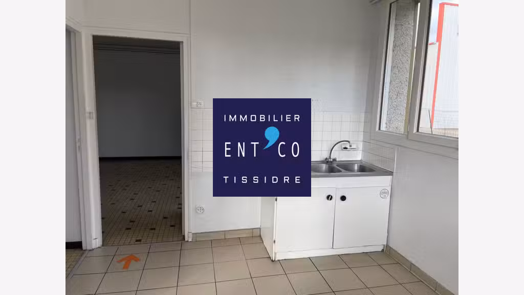 Vente entrepôt de 3750m² avec quais à Boé