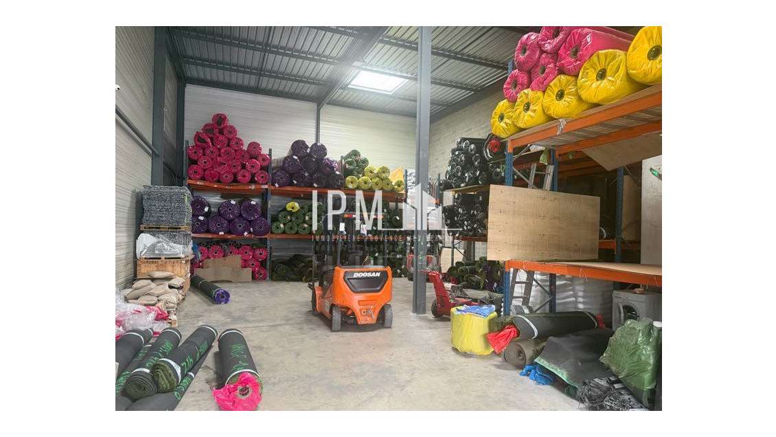 A vendre local d'activité de 390 m² - BOUC BEL AIR