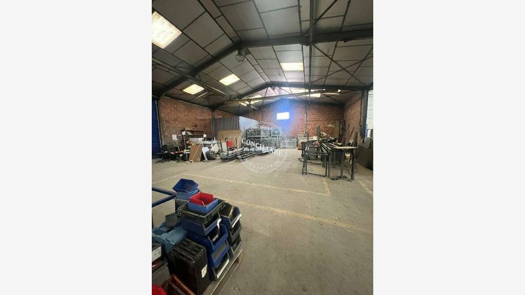 Bâtiment industriel 2295m² à vendre à Bouloc
