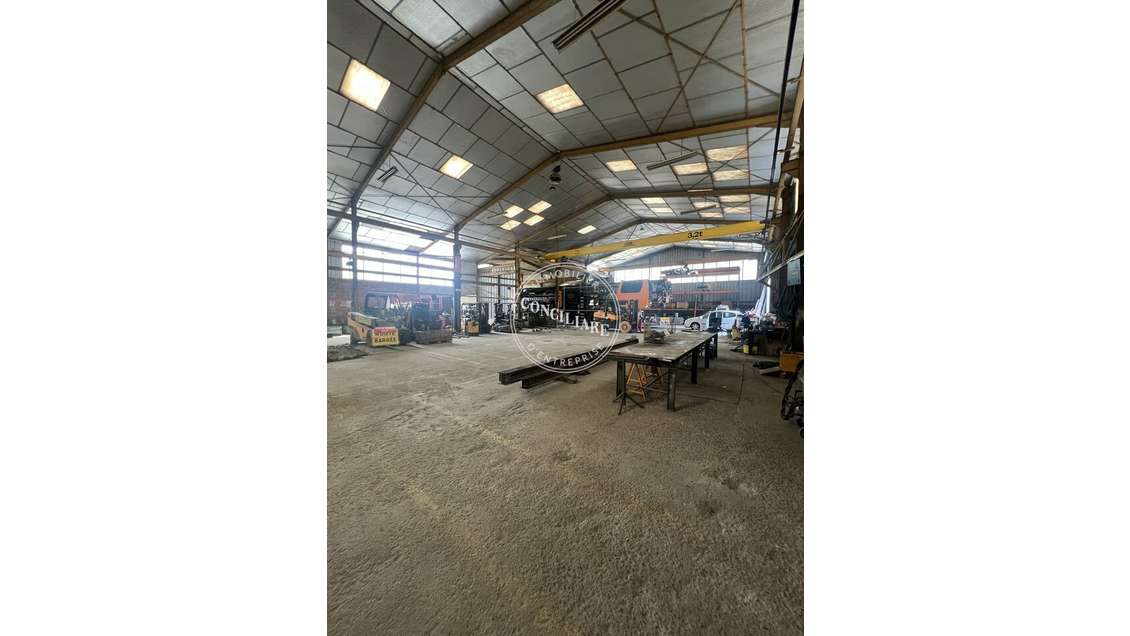 Bâtiment industriel 2295m² à vendre à Bouloc
