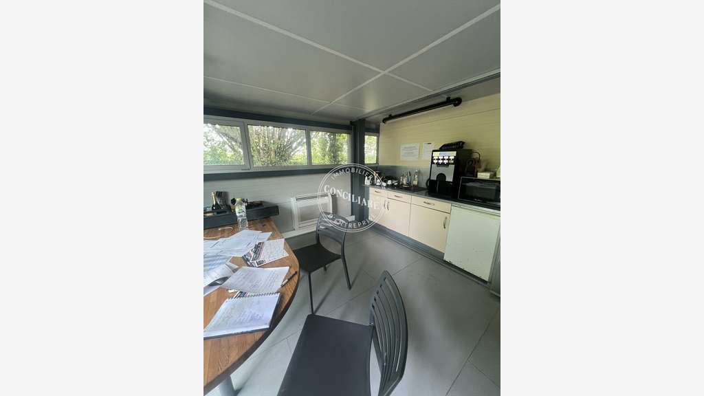 Bâtiment industriel 2295m² à vendre à Bouloc