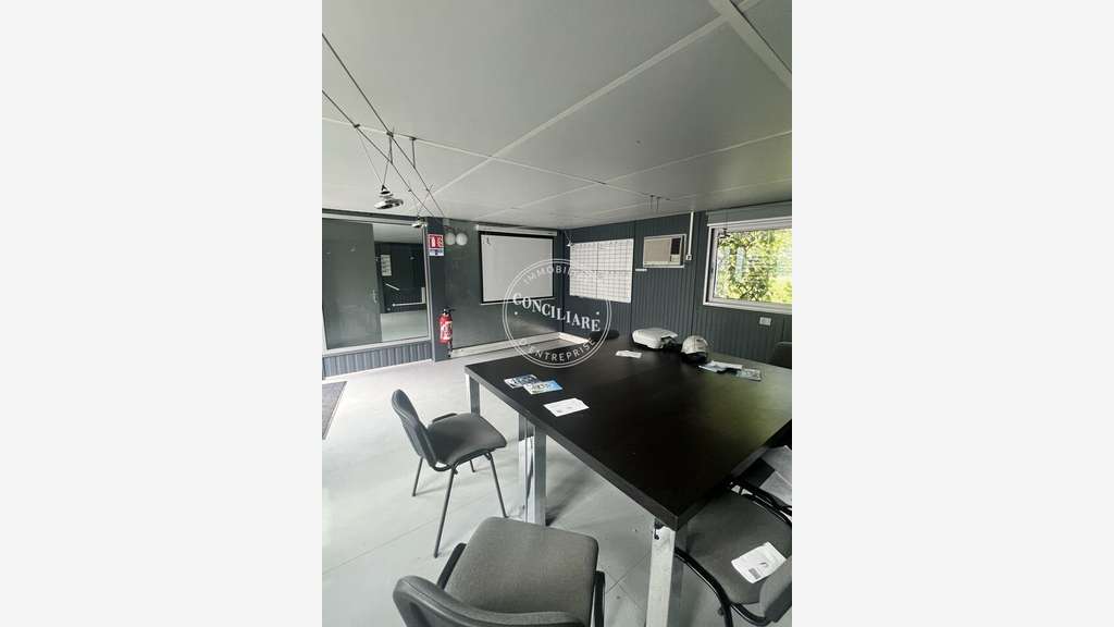 Bâtiment industriel 2295m² à vendre à Bouloc