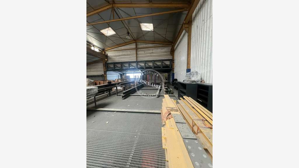 Bâtiment industriel 2295m² à vendre à Bouloc