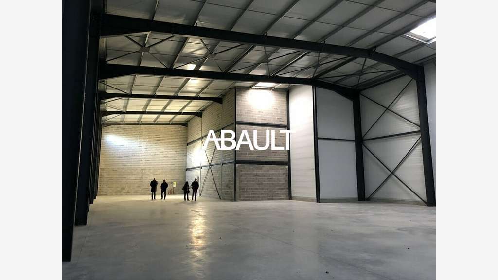 Local d'activité neuf  886m² à vendre à Bouloc 