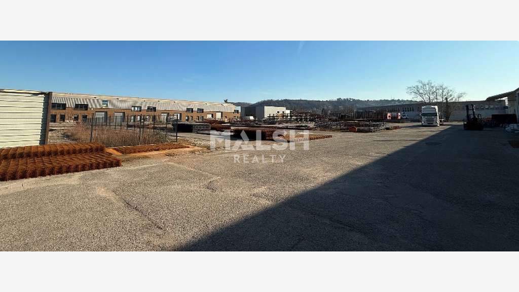 Bâtiment indépendant 6500m² à Bourgoin RD522