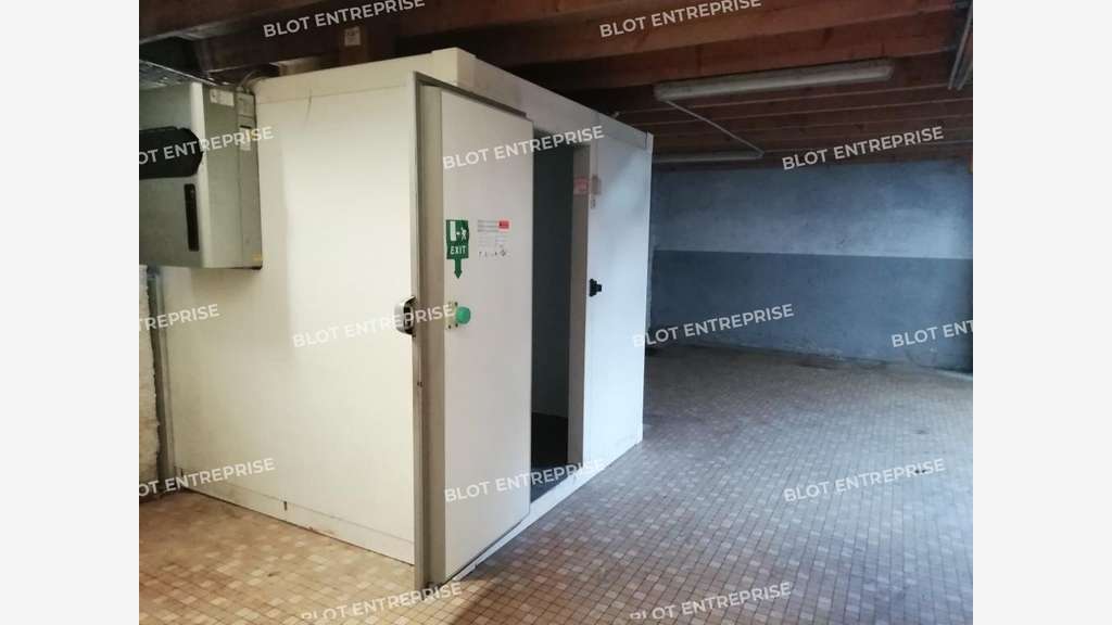 À VENDRE - LOCAUX D'ACTIVITES / COMMERCIAUX - 800 