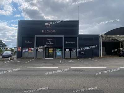 À VENDRE - LOCAUX D'ACTIVITES / COMMERCIAUX - 800 