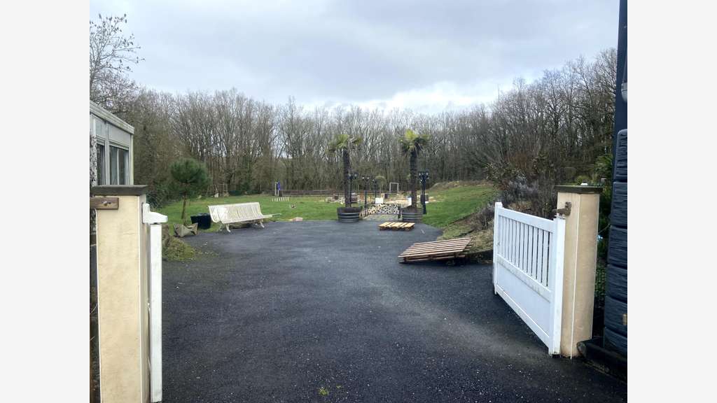 Vente local Industriel 1000m² à Breuillet