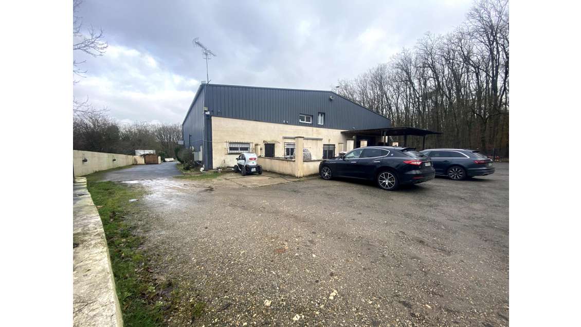 Vente local Industriel 1000m² à Breuillet