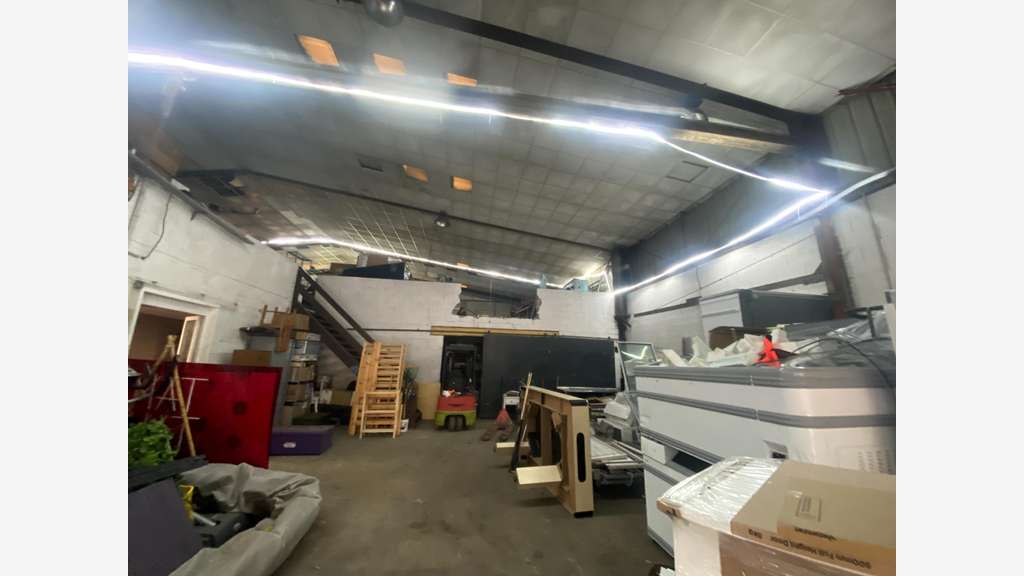 Vente local Industriel 1000m² à Breuillet