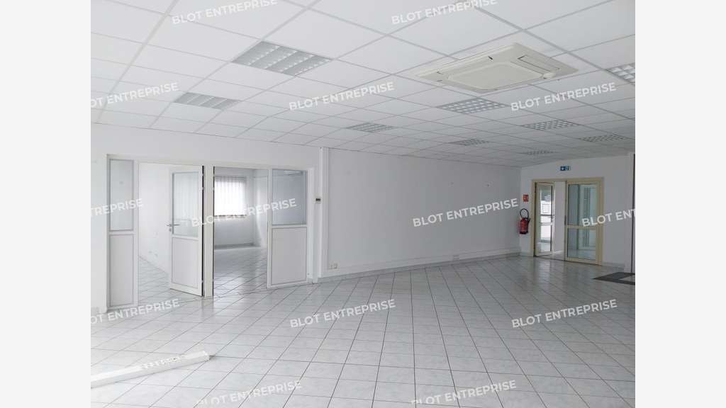 A vendre ou louer locaux activités 1211m² à Briec