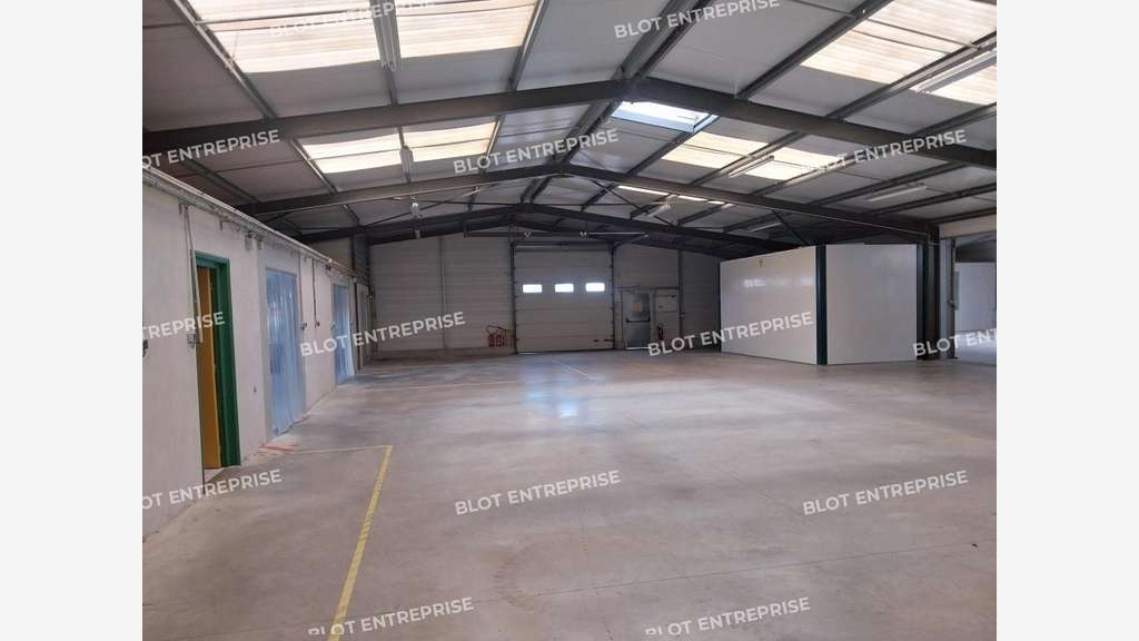 A vendre ou louer locaux activités 1211m² à Briec