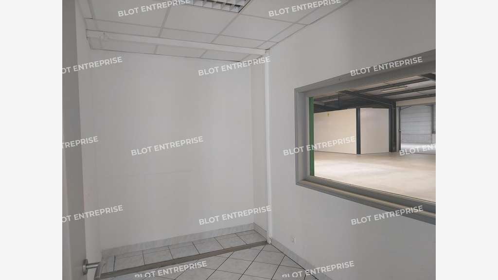 A vendre ou louer locaux activités 1211m² à Briec