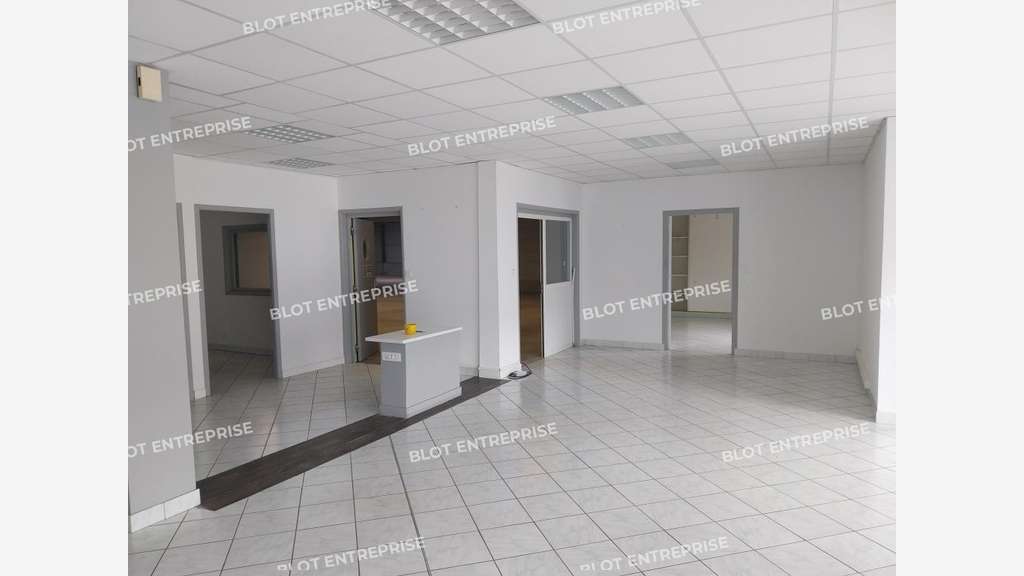 A vendre ou louer locaux activités 1211m² à Briec