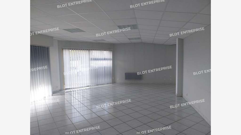 A vendre ou louer locaux activités 1211m² à Briec