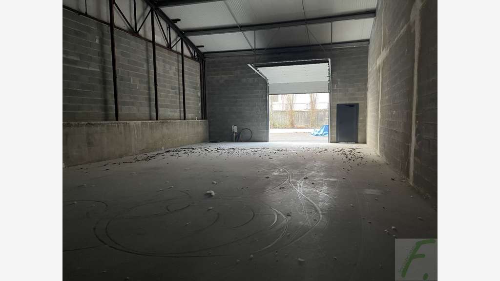 Entrepôt 194m² à vendre à Froges