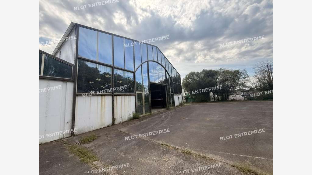 A VENDRE - BATIMENT INDUSTRIEL 1500 m² BRUZ