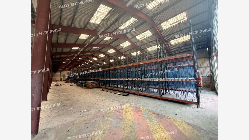 A VENDRE - BATIMENT INDUSTRIEL 1500 m² BRUZ