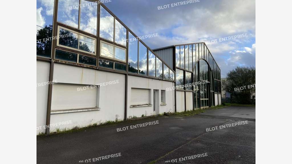 A VENDRE - BATIMENT INDUSTRIEL 1500 m² BRUZ