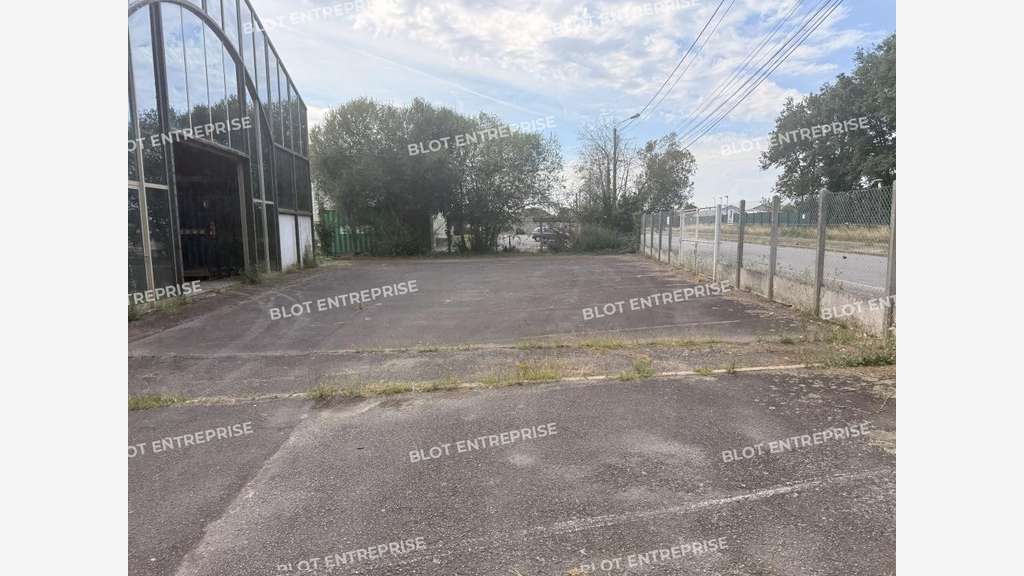 A VENDRE - BATIMENT INDUSTRIEL 1500 m² BRUZ