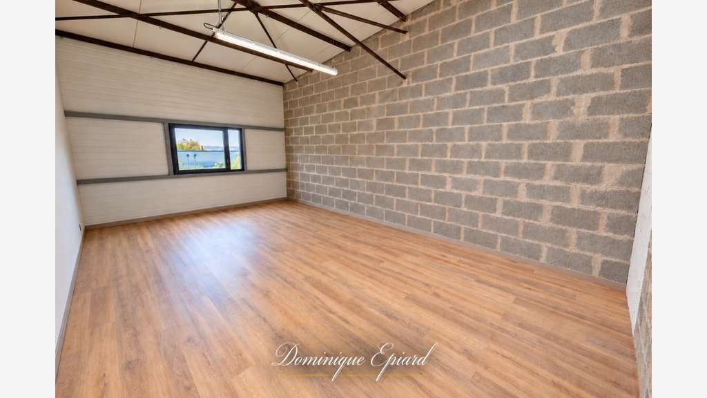 Local d'activité 852 m² sous garantie décennale - 