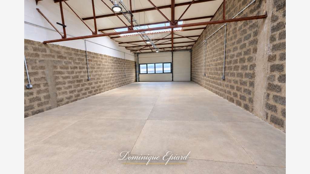 Local d'activité 852 m² sous garantie décennale - 