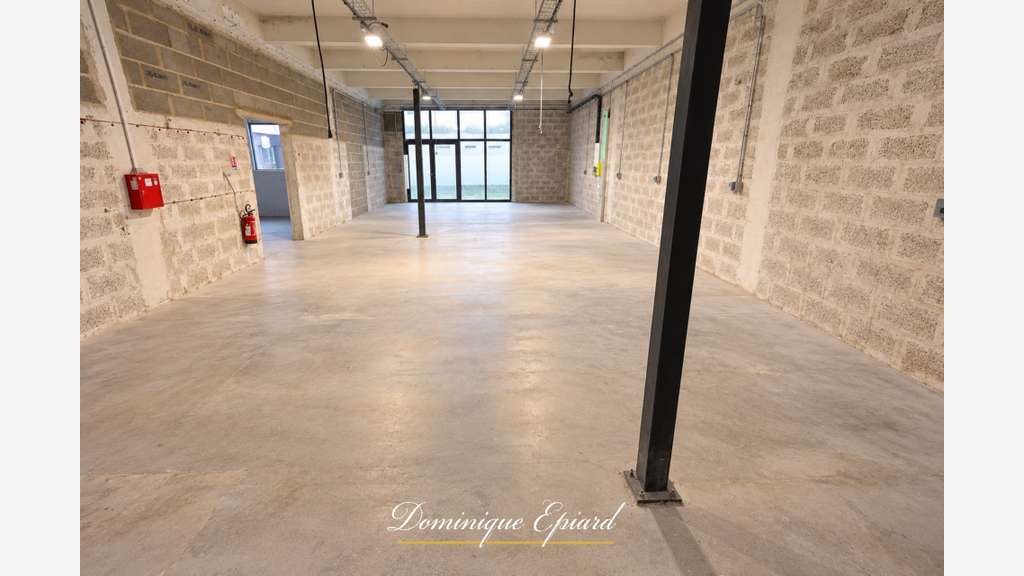 Local d'activité 852 m² sous garantie décennale - 
