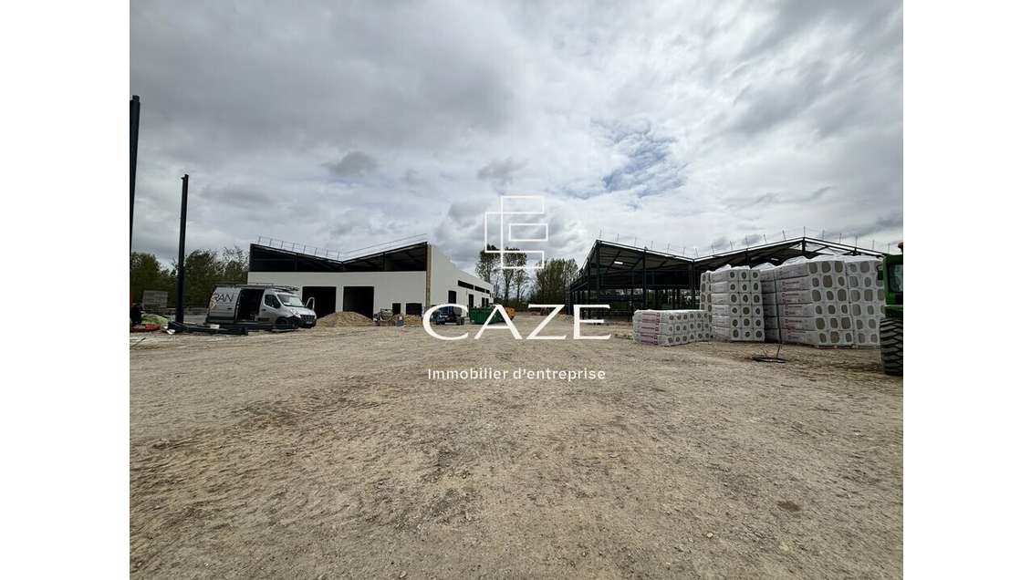 LOCAUX D'ACTIVITES A VENDRE - PROCHE A10