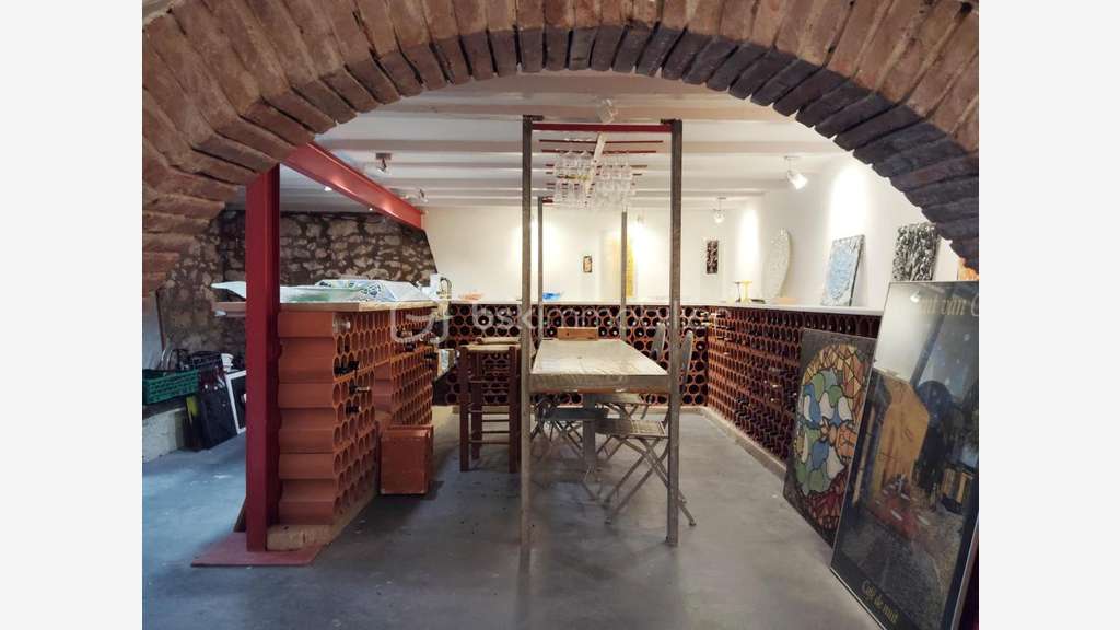 Local professionnel de 80 m2 avec parking très