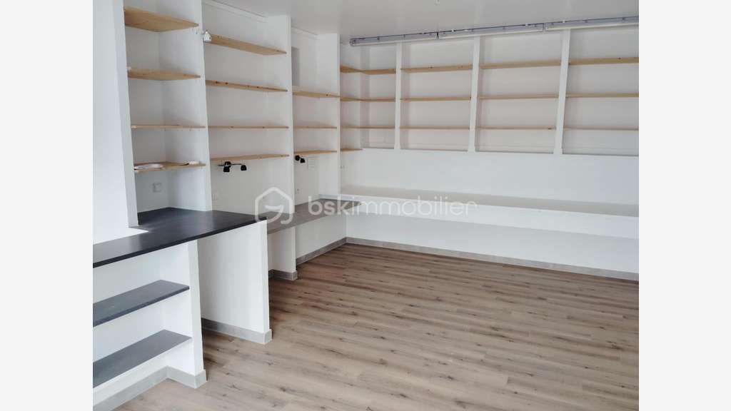 Local professionnel de 80 m2 avec parking très