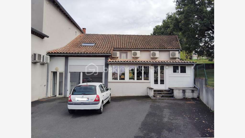 Local professionnel de 80 m2 avec parking très