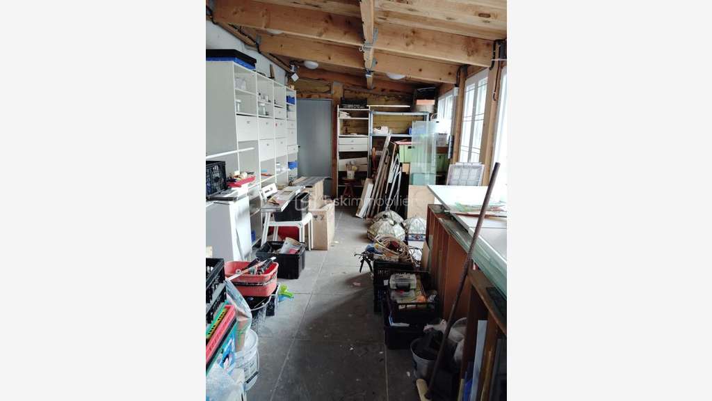 Local professionnel de 80 m2 avec parking très