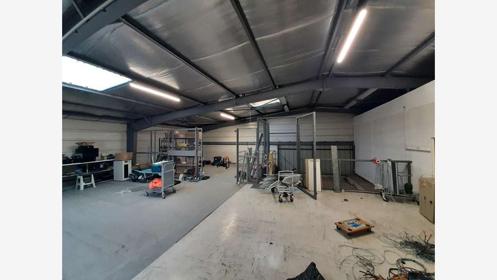 A saisir local indépendant 1128m² à Carquefou ZA