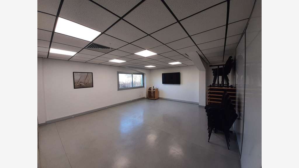 A saisir local indépendant 1128m² à Carquefou ZA