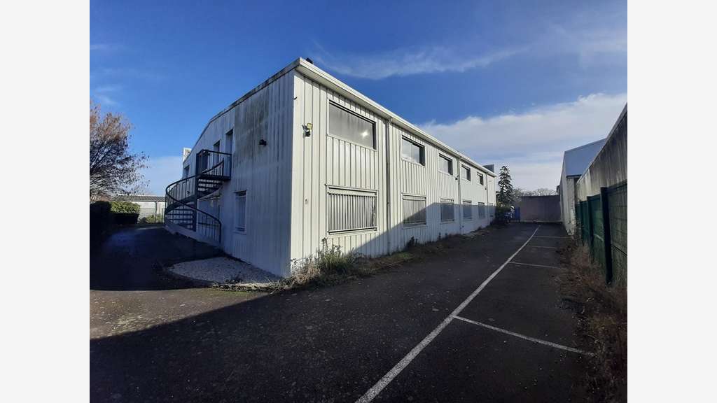 A saisir local indépendant 1128m² à Carquefou ZA