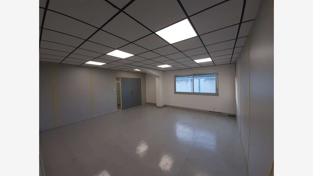A saisir local indépendant 1128m² à Carquefou ZA